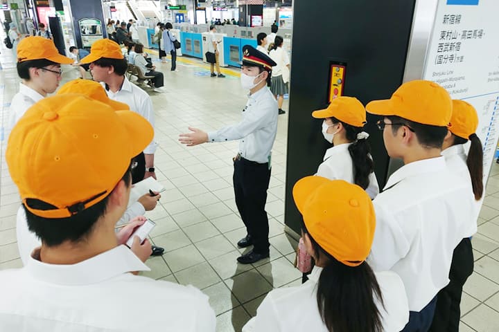 駅設備を実地で視察する様子