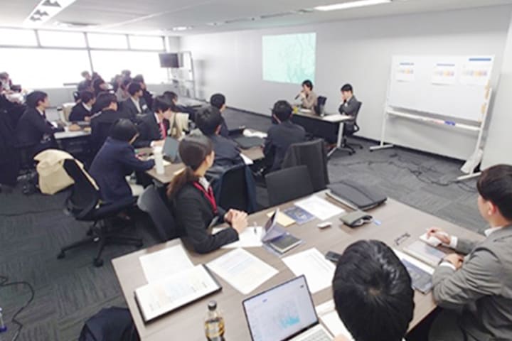 まずは当社の鉄道事業について座学